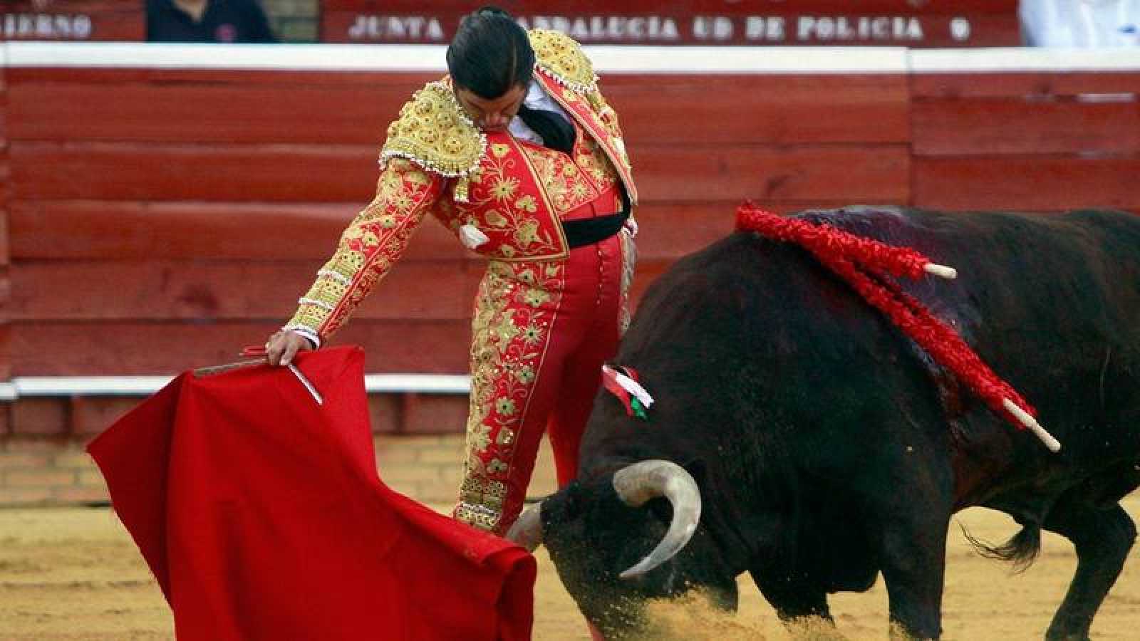 L’atroce agonia del toro, sbeffeggiato dal matador