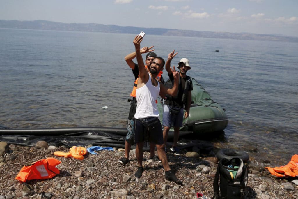 migranti con telefonino