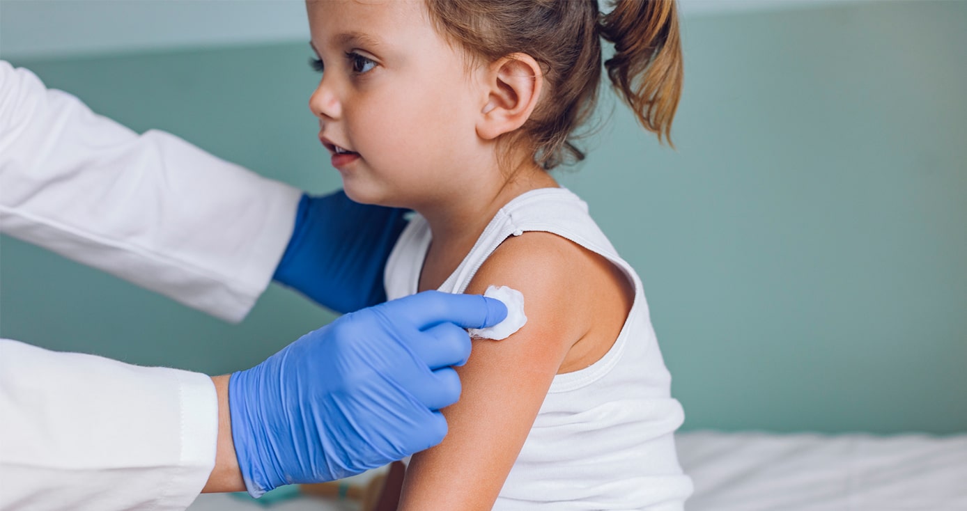 Risparmiamo i bimbi: gli abbiamo rubato l’infanzia, ora vogliamo sottoporli ad una vaccinazione di massa per loro inutile e potenzialmente pericolosa