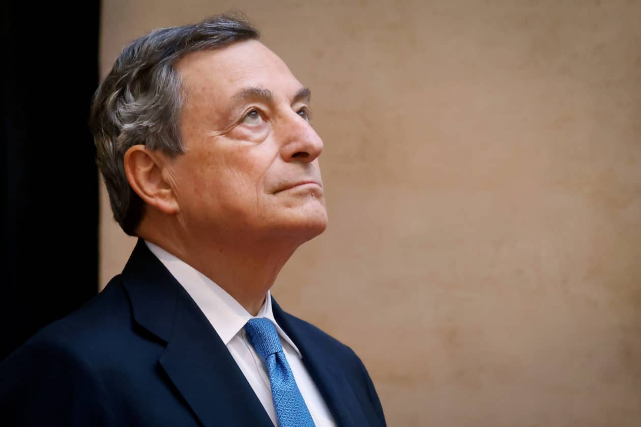 Lo strano caso Sacchetti: perquisita la casa del giornalista perché ha scritto “Draghi malato, lascerà Palazzo Chigi”. L’accusa: “istigazione ad una reazione nel contesto eversivo antigovernativo no-vax”