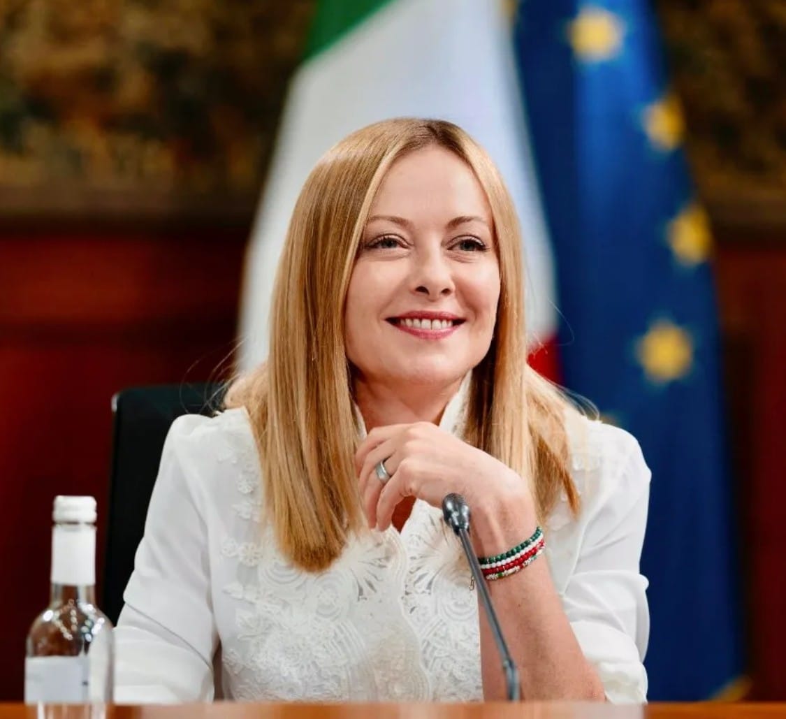 Meloni bersaglio del sessismo rosso. Secondo i progressisti, dietro una donna c’è sempre qualche uomo che decide al posto suo